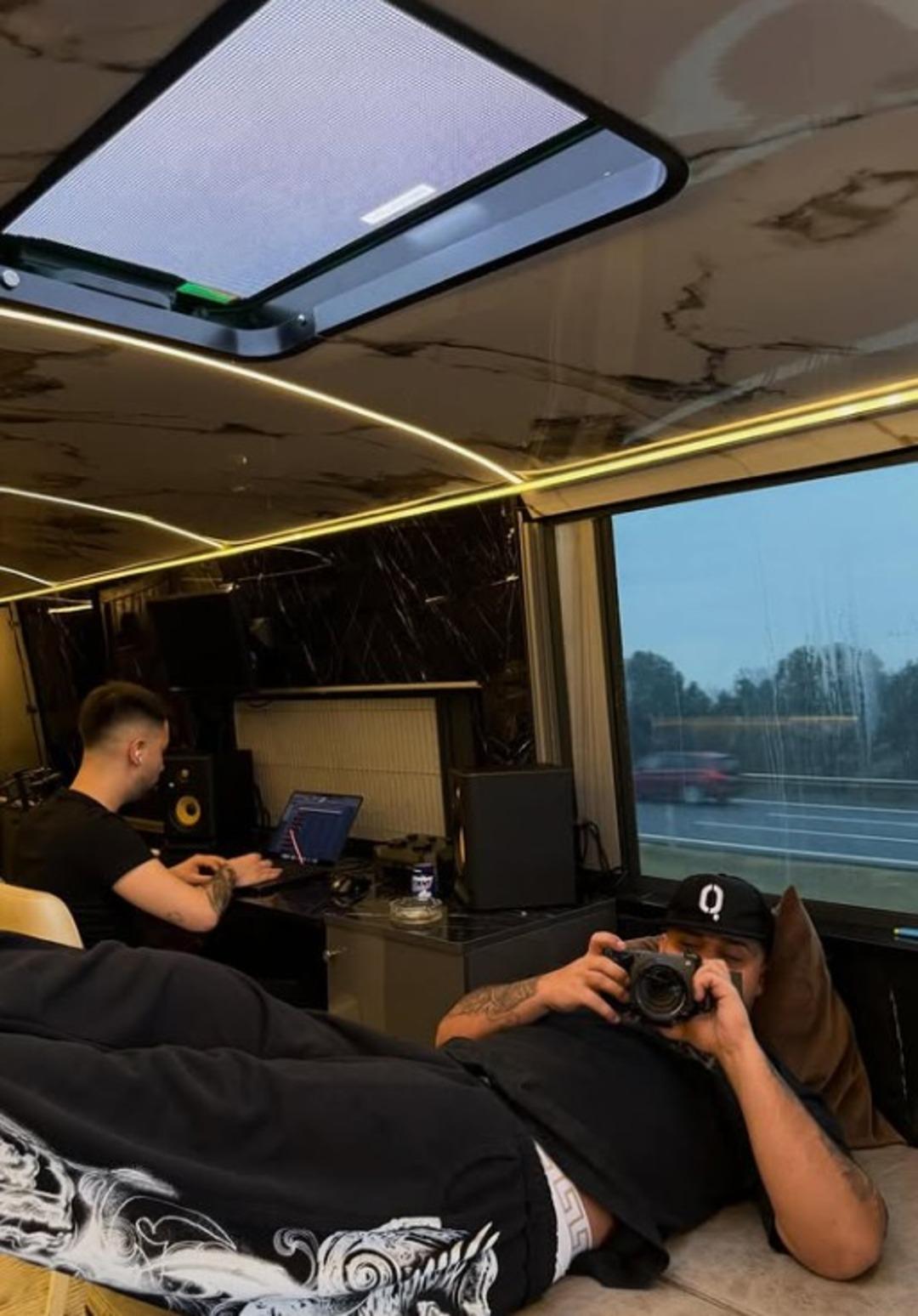 Servetiyle g&uuml;ndemdeydi! Lvbel C5 &ouml;zel otob&uuml;s&uuml;yle olay oldu! İ&ccedil;inde yok yok 3