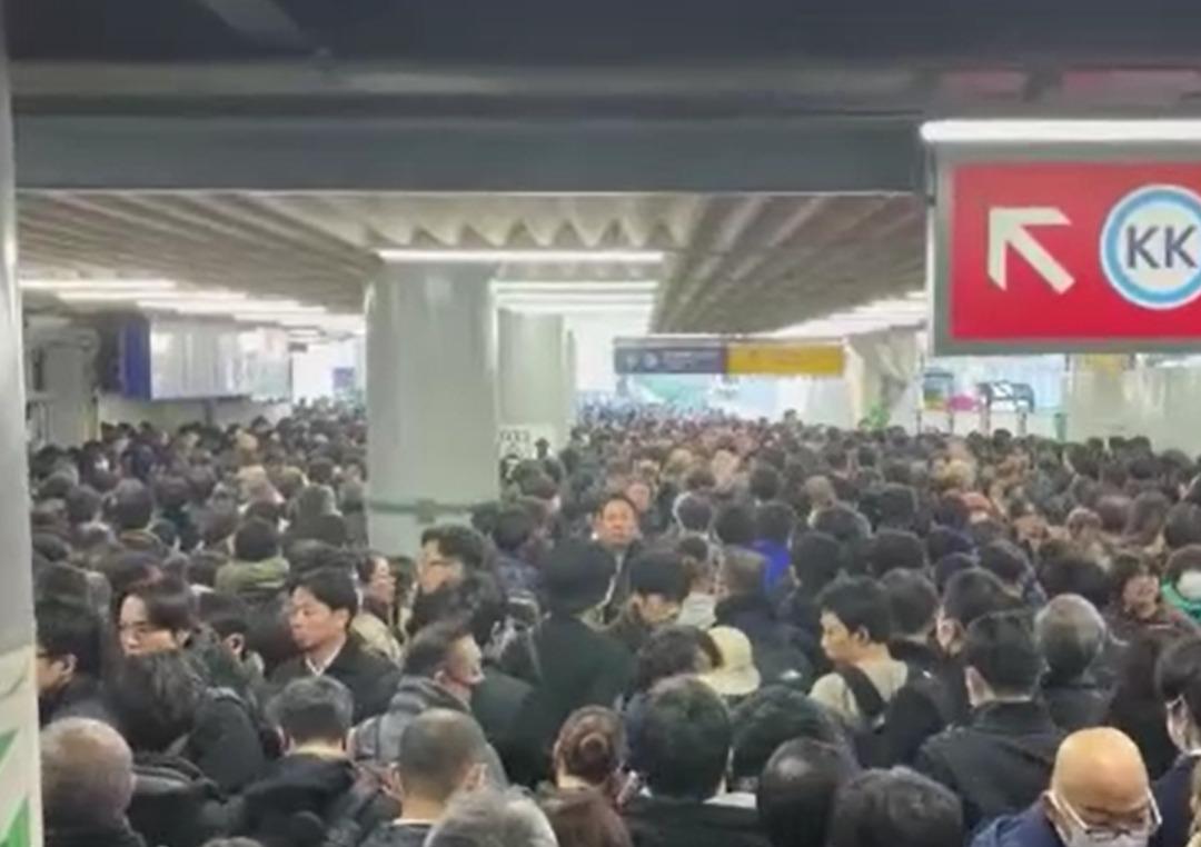 Tokyo da tren hatlarında elektrik kesintisi: Binlerce yolcu mahsur kaldı 1