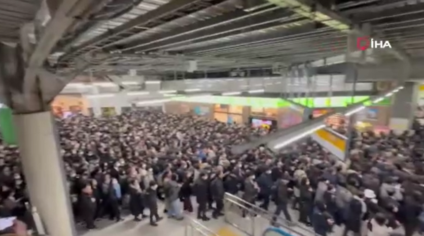 Tokyo'da tren hatlarında elektrik kesintisi: Binlerce yolcu mahsur kaldı