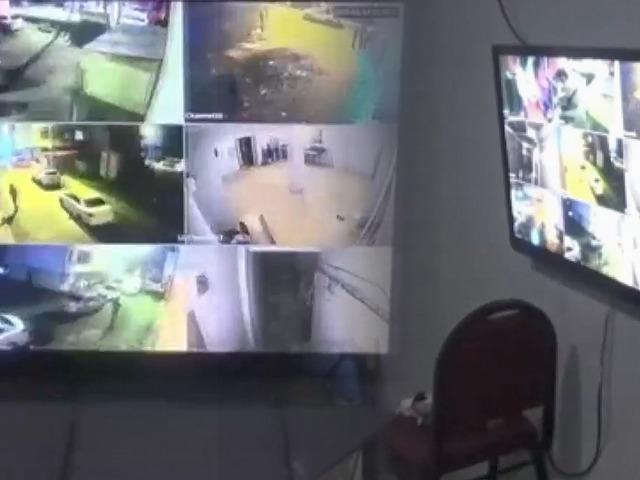 Sokağı izlemek i&ccedil;in d&ouml;rt bir yana kameralar dizmişler