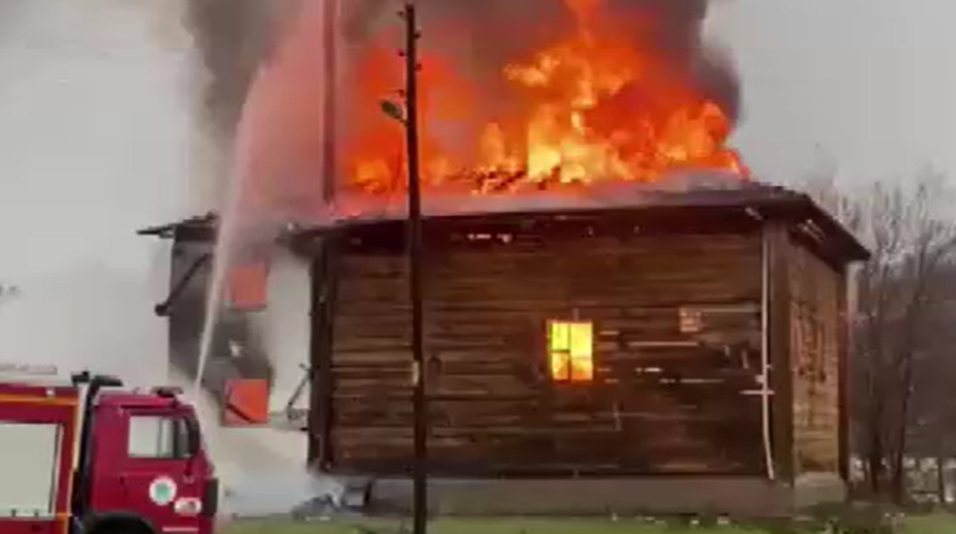 Karab&uuml;k&rsquo;te 450 yıllık ahşap cami yandı