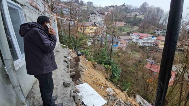 Zonguldak&rsquo;ta korkutan heyelan: 8 kişilik aile tahliye edildi 6