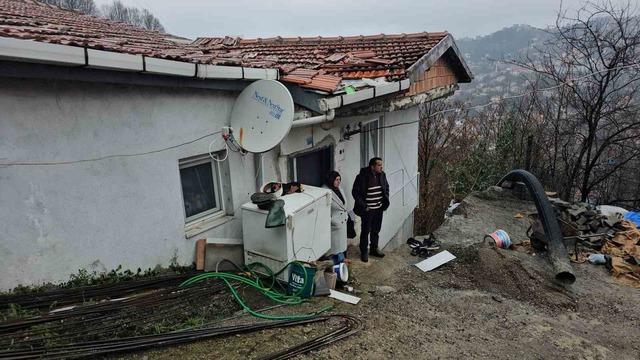 Zonguldak&rsquo;ta korkutan heyelan: 8 kişilik aile tahliye edildi 5