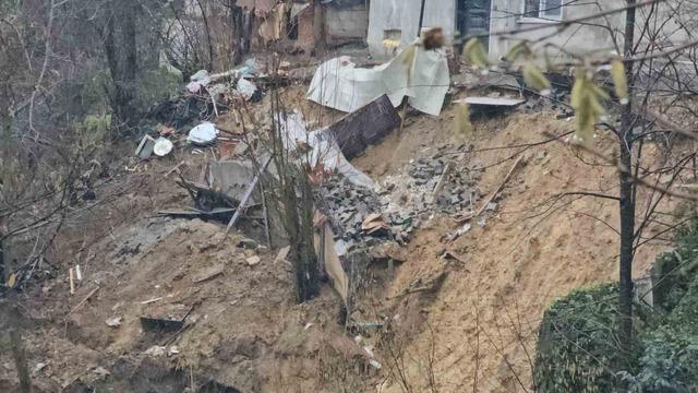Zonguldak&rsquo;ta korkutan heyelan: 8 kişilik aile tahliye edildi 4