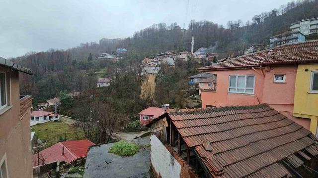 Zonguldak&rsquo;ta korkutan heyelan: 8 kişilik aile tahliye edildi 3