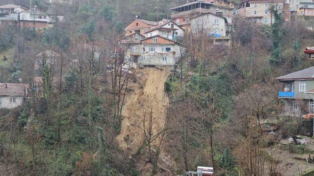 Zonguldak&rsquo;ta korkutan heyelan: 8 kişilik aile tahliye edildi 2