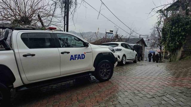 Zonguldak&rsquo;ta korkutan heyelan: 8 kişilik aile tahliye edildi 1