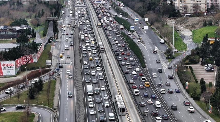 İstanbul&rsquo;da ara tatilin başlamasıyla trafik yoğunluğu y&uuml;zde 85&rsquo;e ulaştı