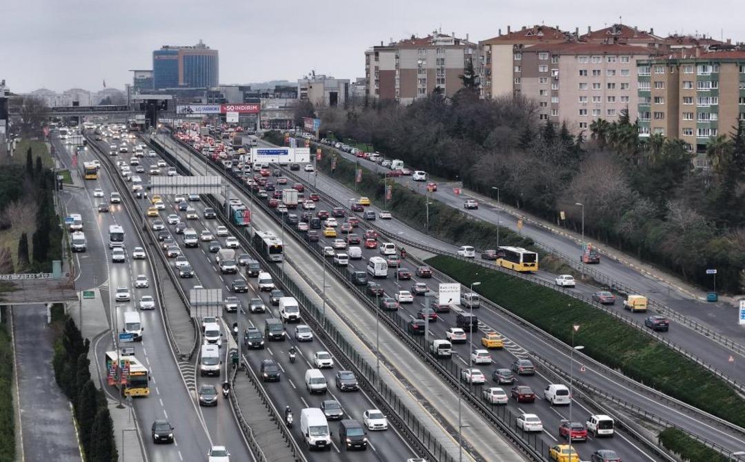 İstanbul&rsquo;da ara tatilin başlamasıyla trafik yoğunluğu y&uuml;zde 85&rsquo;e ulaştı 1