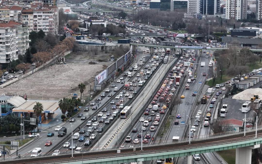 İstanbul&rsquo;da ara tatilin başlamasıyla trafik yoğunluğu y&uuml;zde 85&rsquo;e ulaştı 2