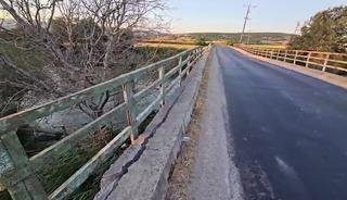 Hasar g&ouml;ren ve beşik gibi sallanan k&ouml;pr&uuml; yıkılıyor