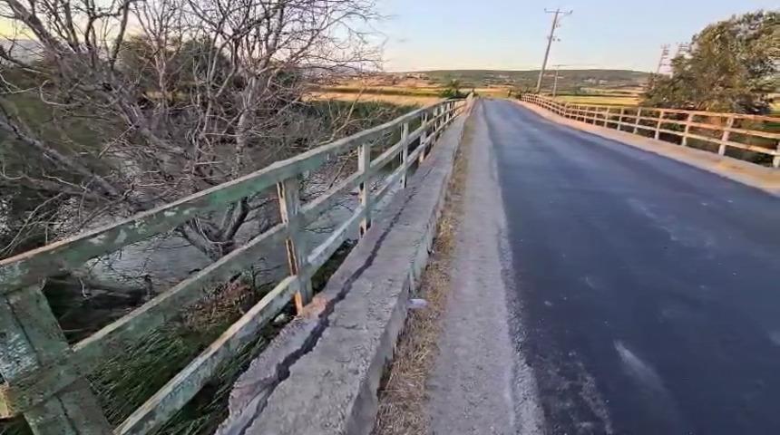 Hasar g&ouml;ren ve beşik gibi sallanan k&ouml;pr&uuml; yıkılıyor