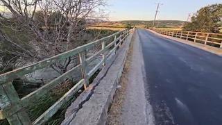 Hasar gören ve beşik gibi sallanan köprü yıkılıyor