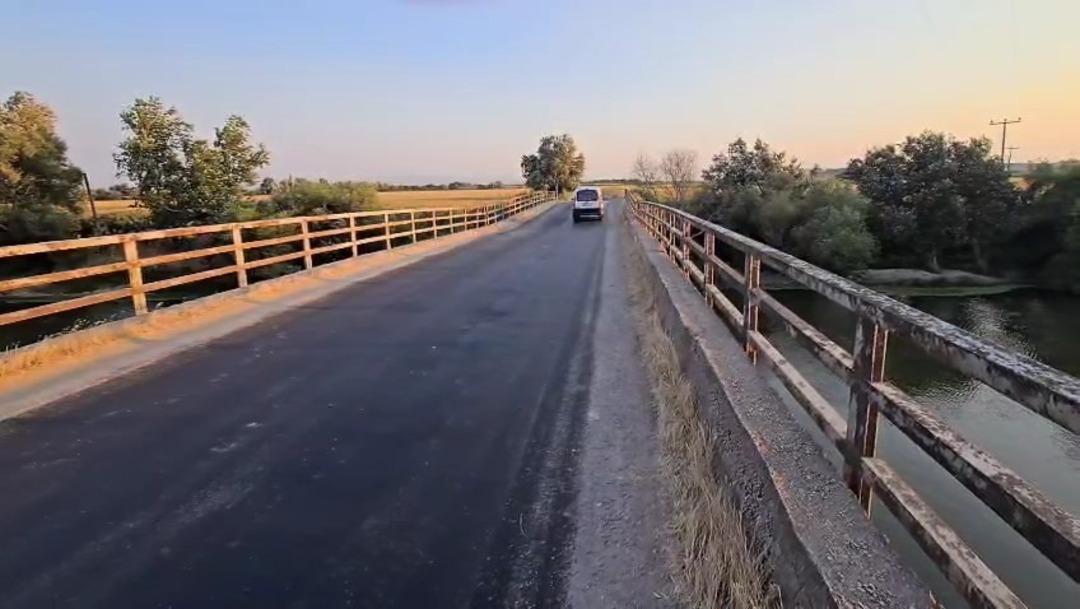 Hasar g&ouml;ren ve beşik gibi sallanan k&ouml;pr&uuml; yıkılıyor 1