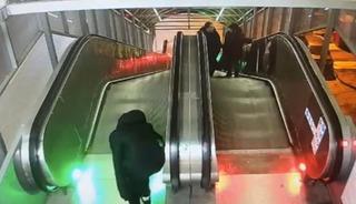 Şehir magandaları kamerada: Y&uuml;r&uuml;yen merdiveni durdurup ka&ccedil;tılar