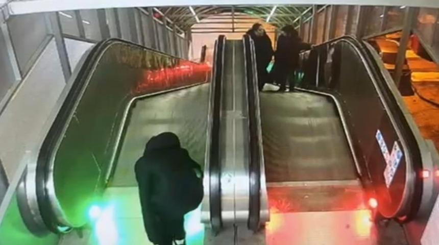 Şehir magandaları kamerada: Y&uuml;r&uuml;yen merdiveni durdurup ka&ccedil;tılar