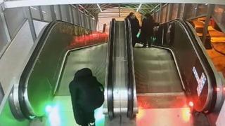 Şehir magandaları kamerada: Yürüyen merdiveni durdurup kaçtılar