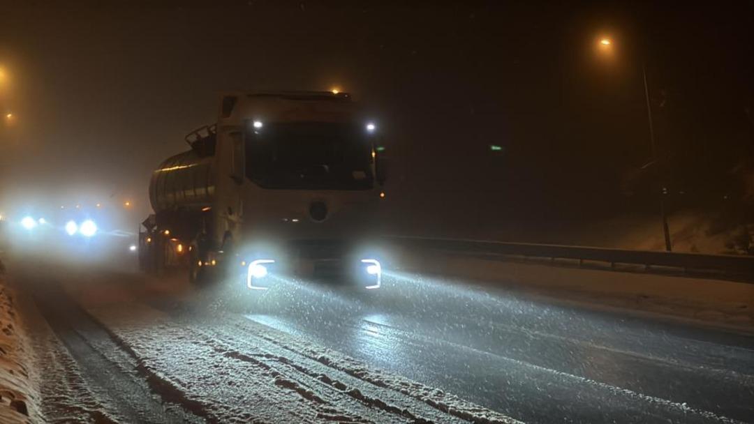Bolu Dağı ge&ccedil;işinde kar yağışı başladı 1