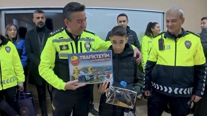Trafik levhalarını temizleyen duyarlı &ouml;ğrenciye karne g&uuml;n&uuml; anlamlı ziyaret