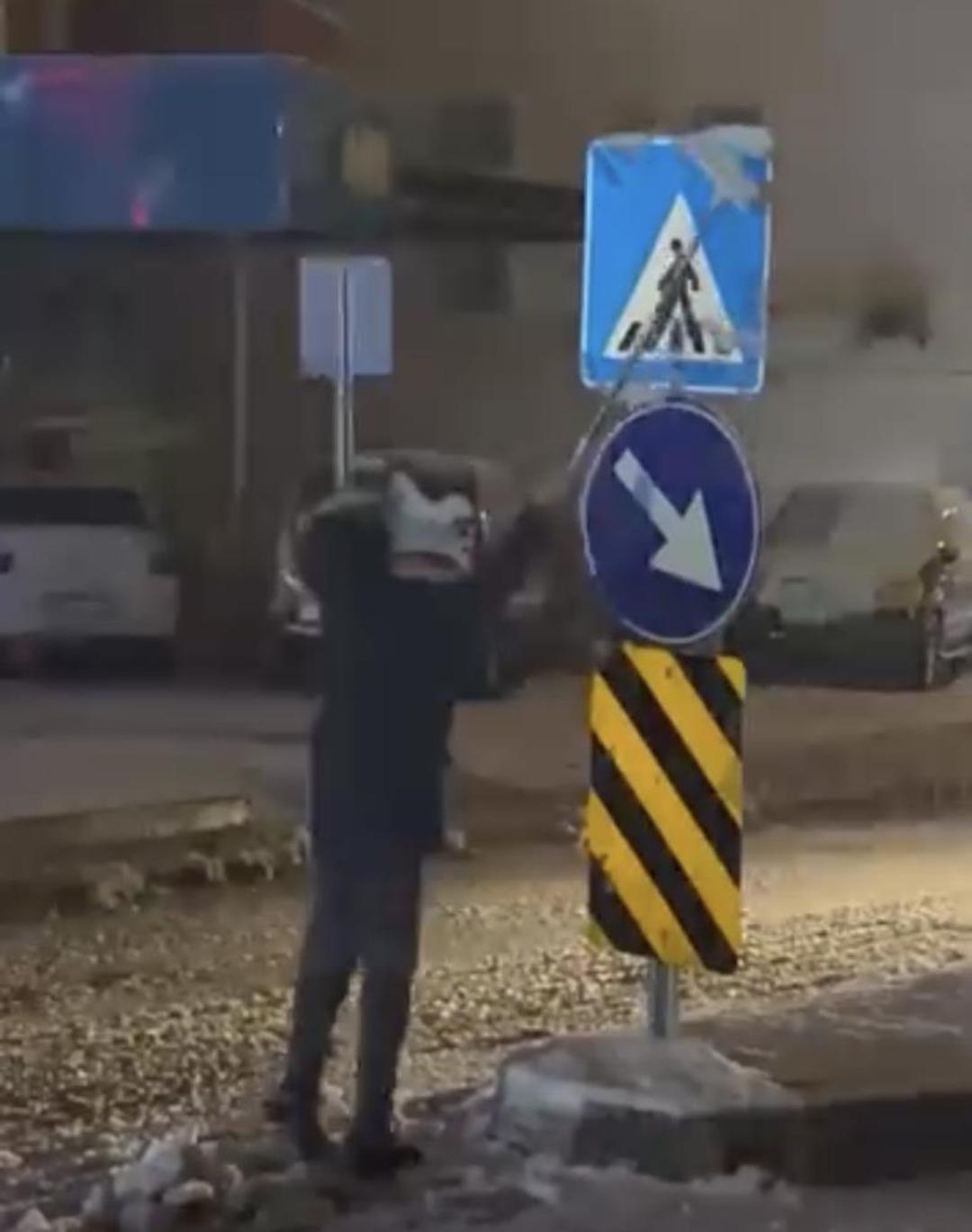 Trafik levhalarını temizleyen duyarlı &ouml;ğrenciye karne g&uuml;n&uuml; anlamlı ziyaret 1