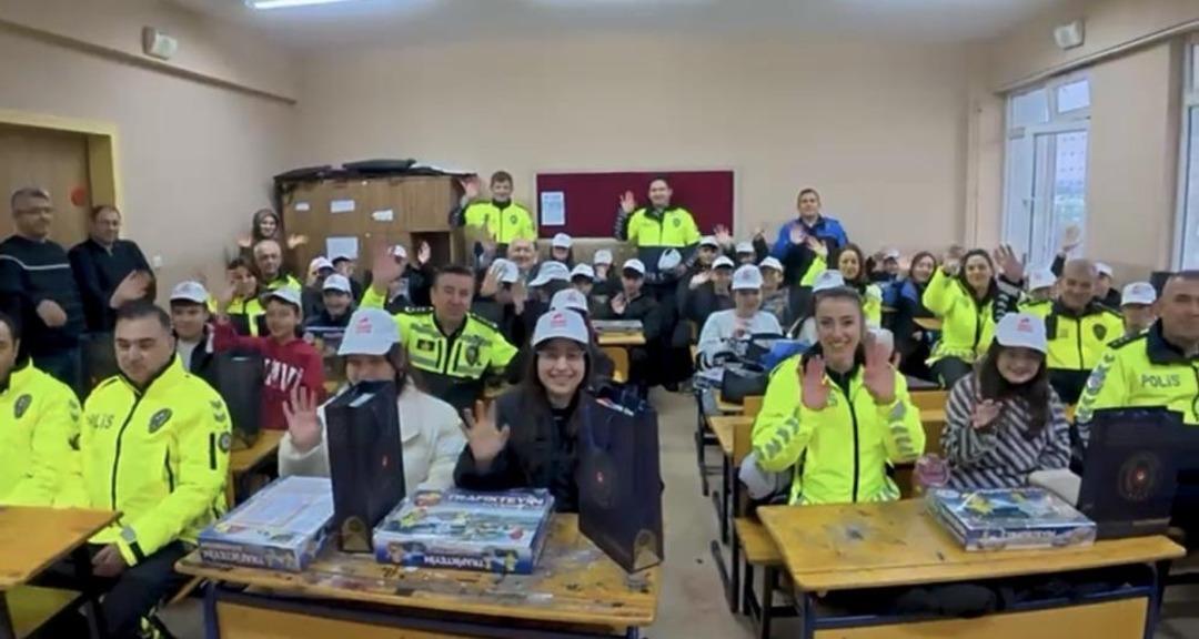 Trafik levhalarını temizleyen duyarlı &ouml;ğrenciye karne g&uuml;n&uuml; anlamlı ziyaret 2