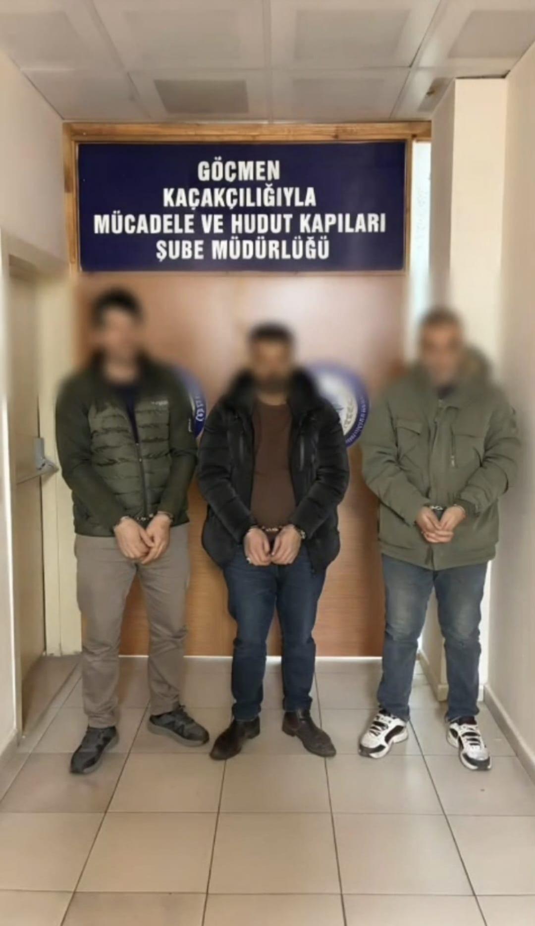D&uuml;zce de durdurulan kamyonun kasasındaki 14 Afgan g&ouml;&ccedil;men b&ouml;yle yakalandı 3