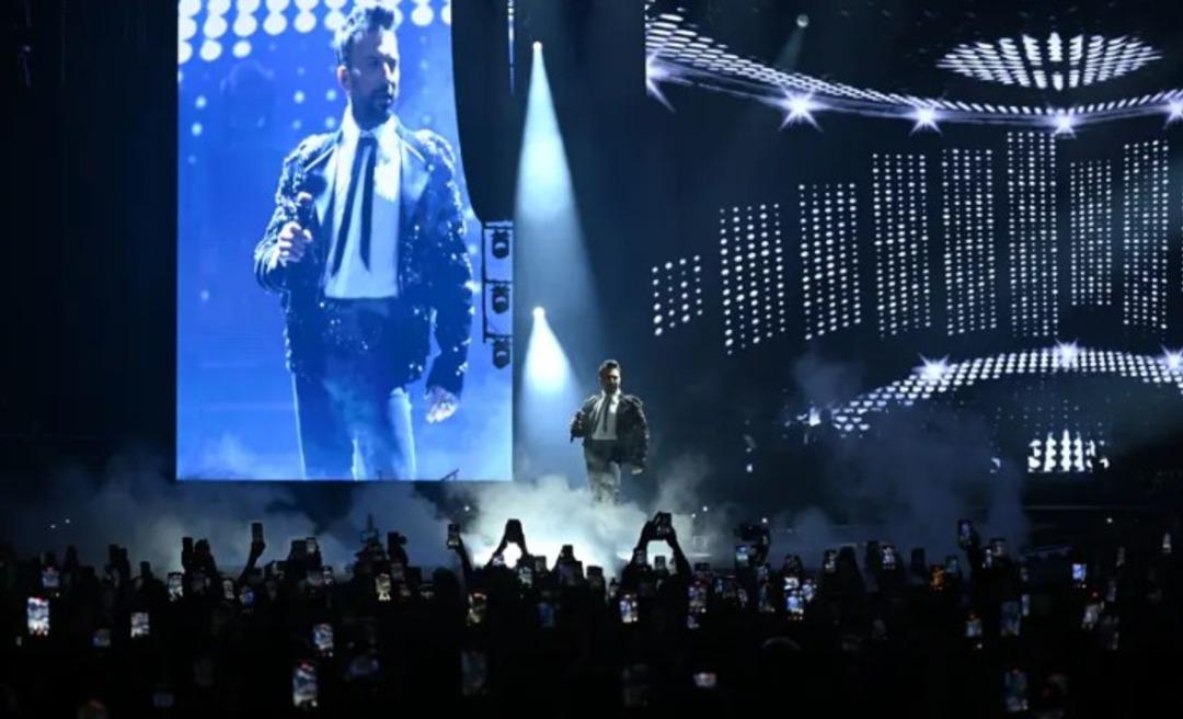 Tarkan 7 yıl aradan sonra yeniden sahnede!  Affedin beni   2