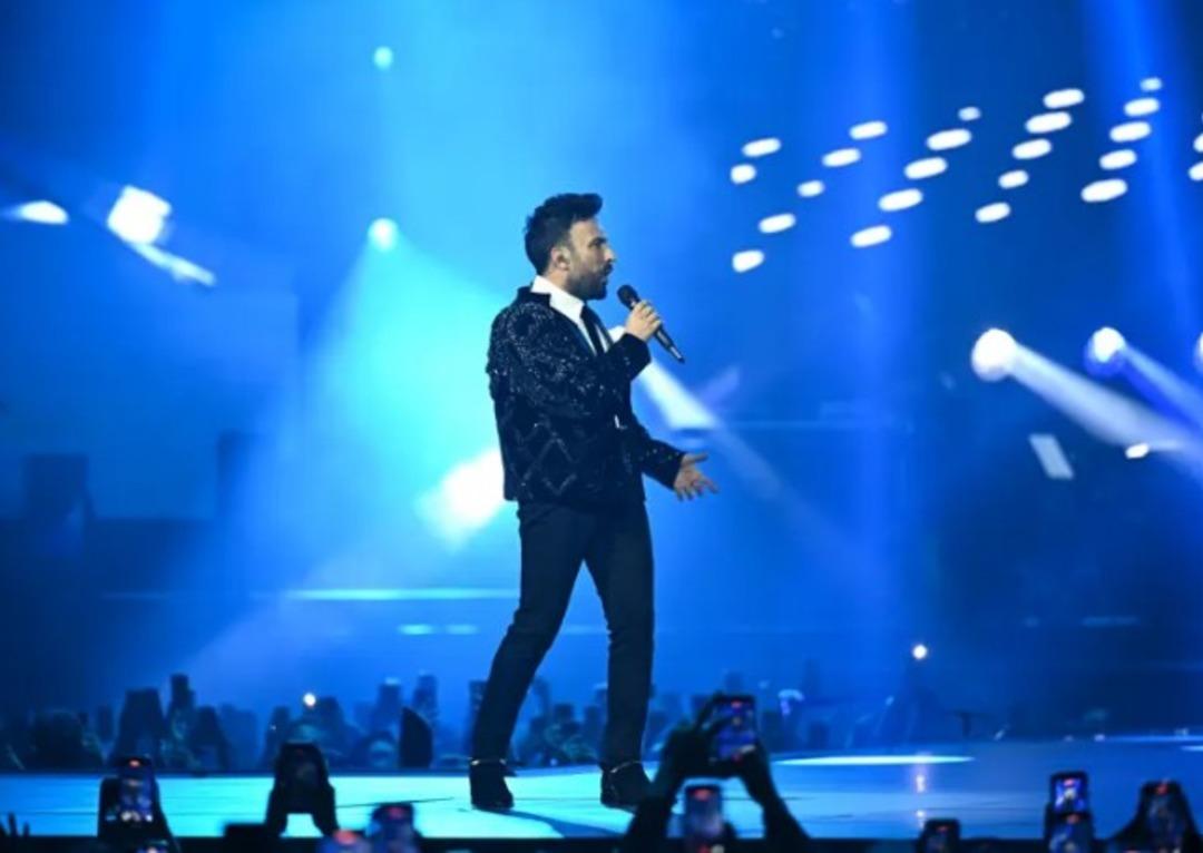 Tarkan 7 yıl aradan sonra yeniden sahnede!  Affedin beni   1