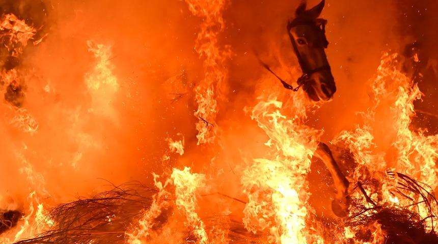 550 kişilik k&ouml;ye binlerce kişi akın ediyor! Nedeni 18. y&uuml;zyıldan kalma gelenek