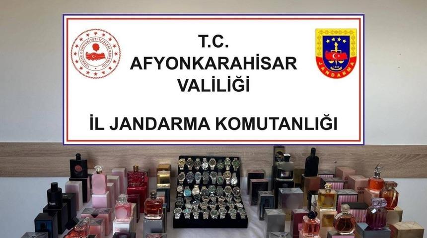 Jandarma ka&ccedil;ak parf&uuml;m ve kol saati ele ge&ccedil;irdi