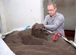 Atıklarla beslediği solucanlardan organik gübre üretiyor