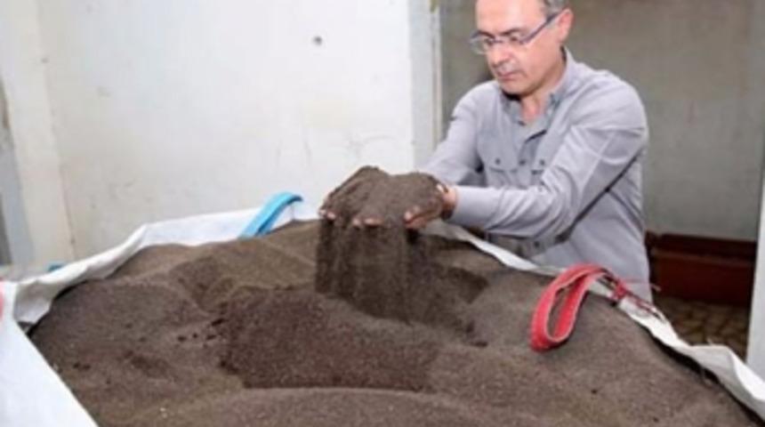 Atıklarla beslediği solucanlardan organik gübre üretiyor