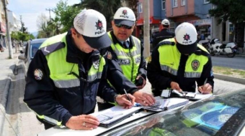 Trafikte en çok ceza park yasağı, hız ve işaret ihlallerine
