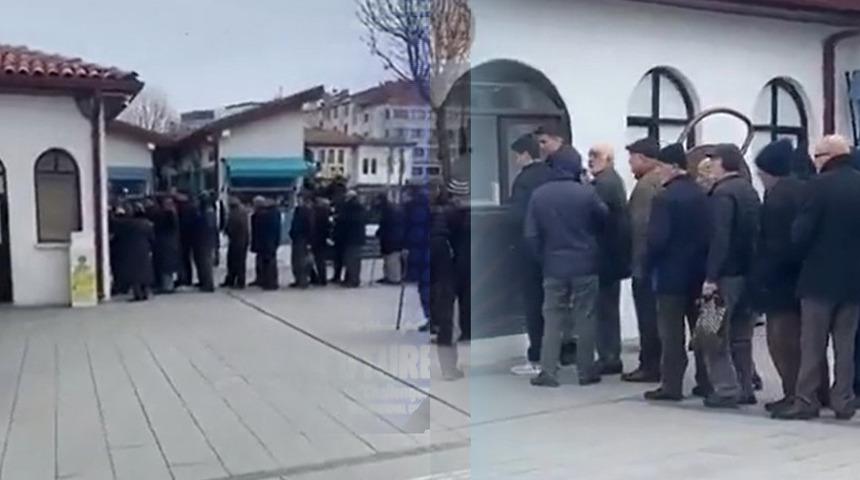 Soğuk havaya aldırış bile etmediler: Bir tas &ccedil;orba i&ccedil;in 200 metre kuyruk oldu!