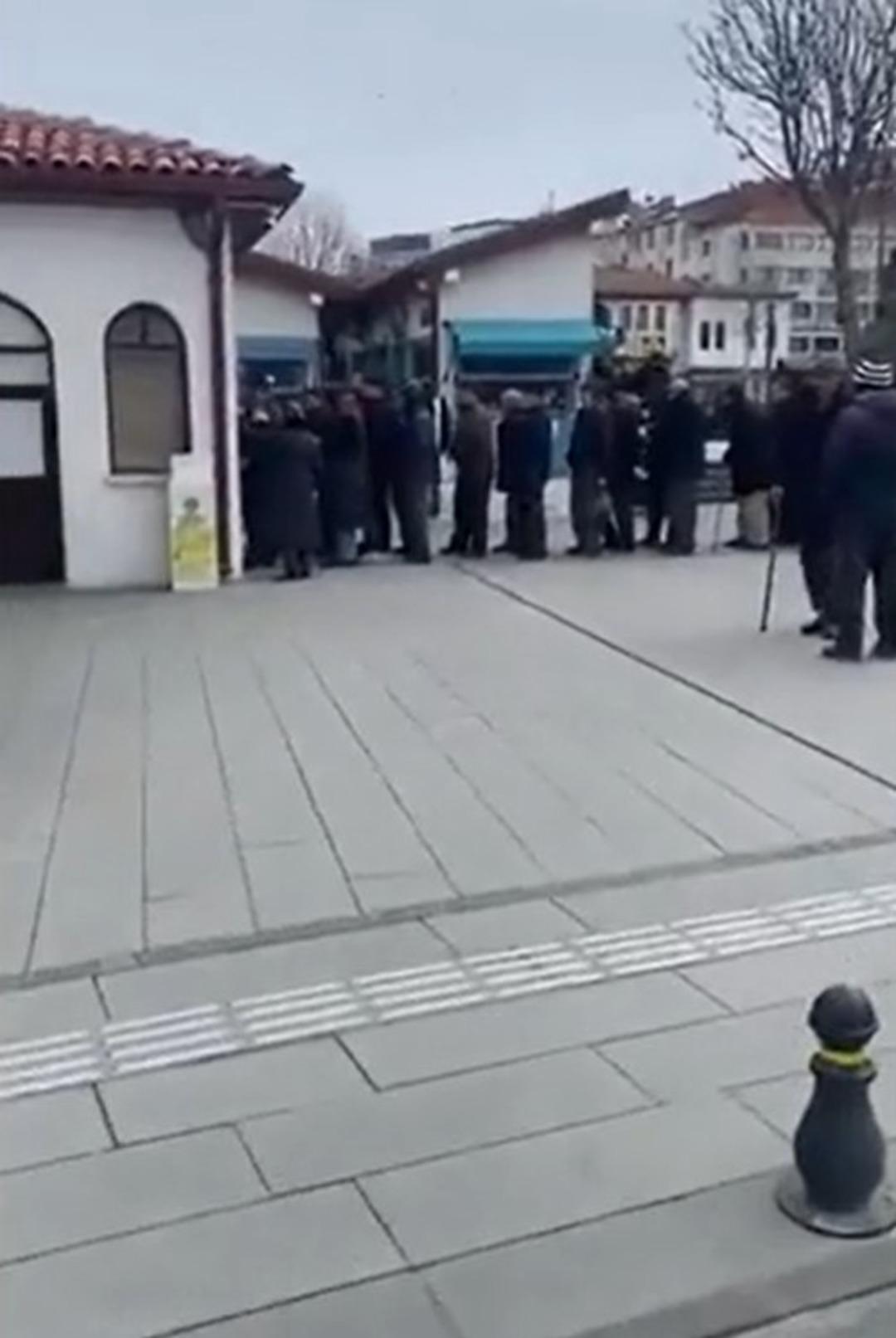 Soğuk havaya aldırış bile etmediler: Bir tas &ccedil;orba i&ccedil;in 200 metre kuyruk oldu! 1