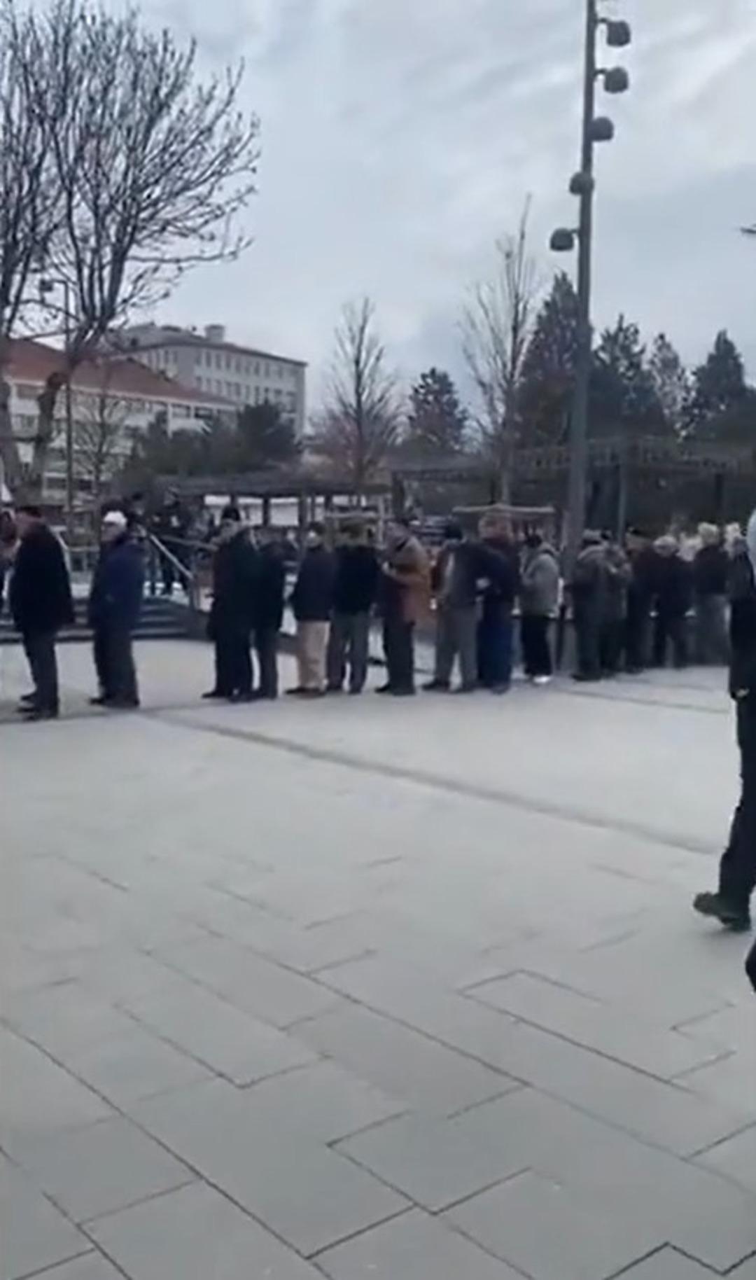 Soğuk havaya aldırış bile etmediler: Bir tas &ccedil;orba i&ccedil;in 200 metre kuyruk oldu! 3