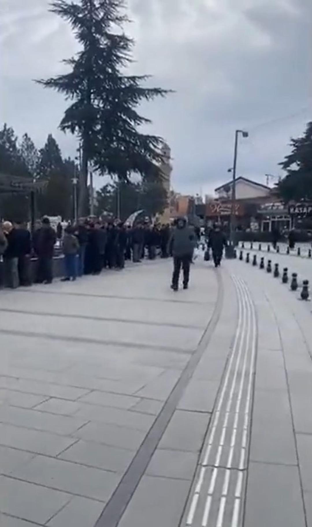 Soğuk havaya aldırış bile etmediler: Bir tas &ccedil;orba i&ccedil;in 200 metre kuyruk oldu! 2