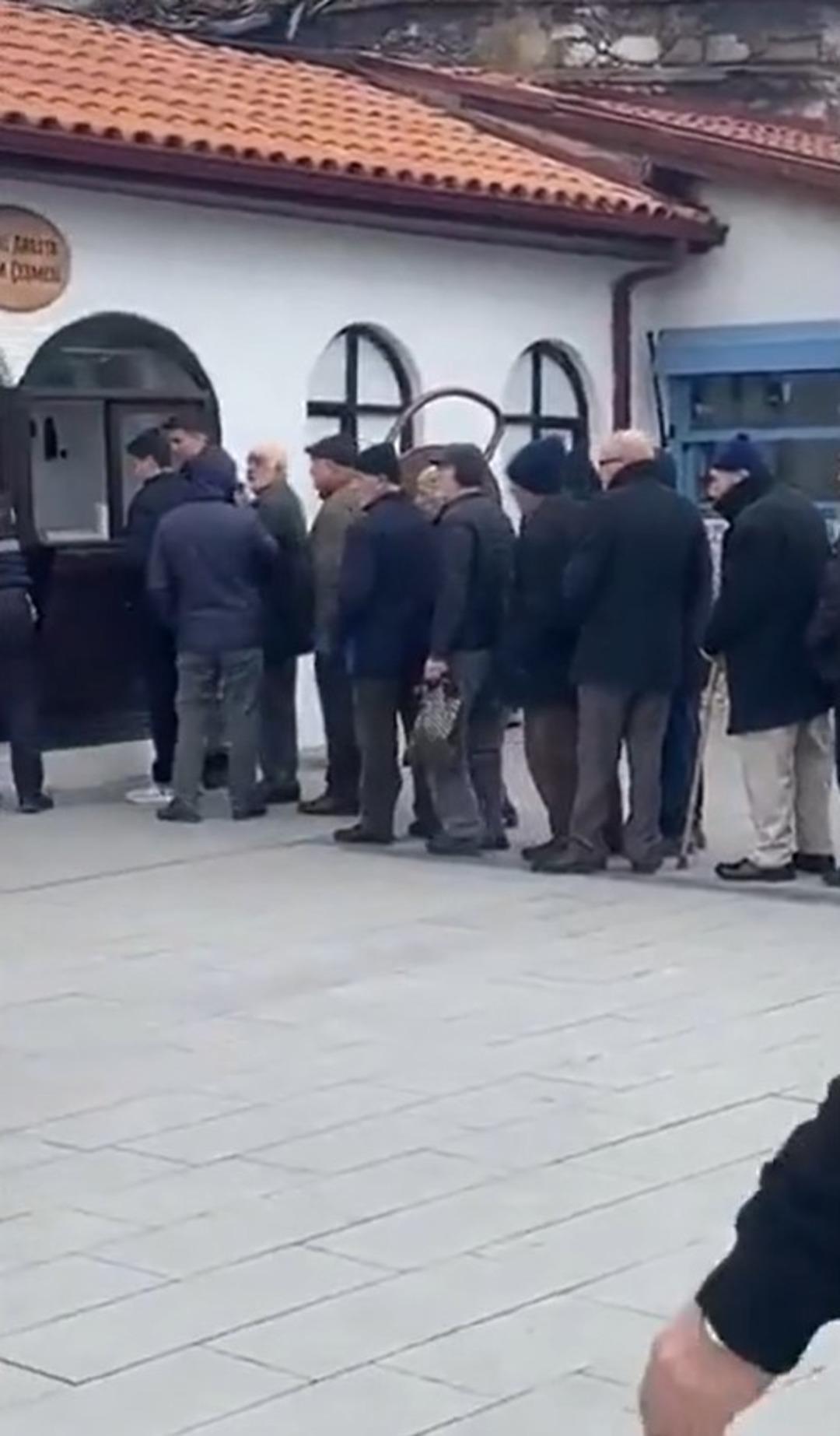 Soğuk havaya aldırış bile etmediler: Bir tas &ccedil;orba i&ccedil;in 200 metre kuyruk oldu! 4