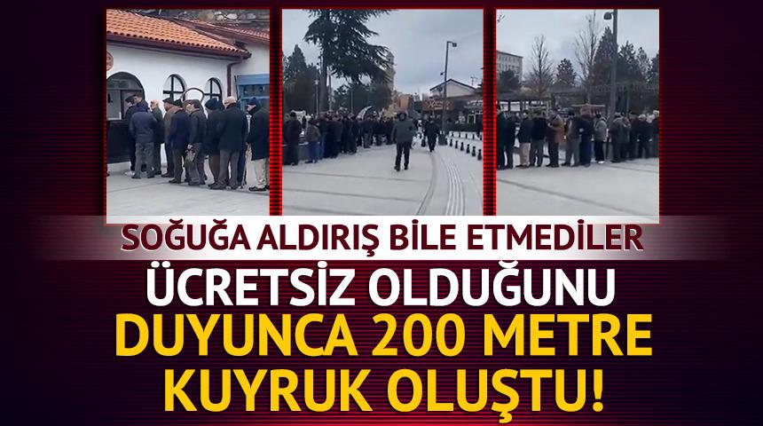 Soğuk havaya aldırış bile etmediler: Bir tas &ccedil;orba i&ccedil;in 200 metre kuyruk oldu!