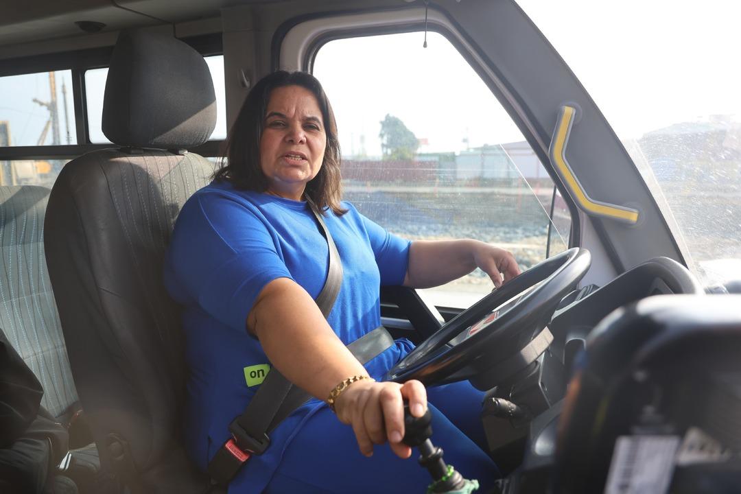 Şakayla başladı, dolmuşun başına ge&ccedil;ti! Direksiyon sallayarak parasını kazanıyor 2