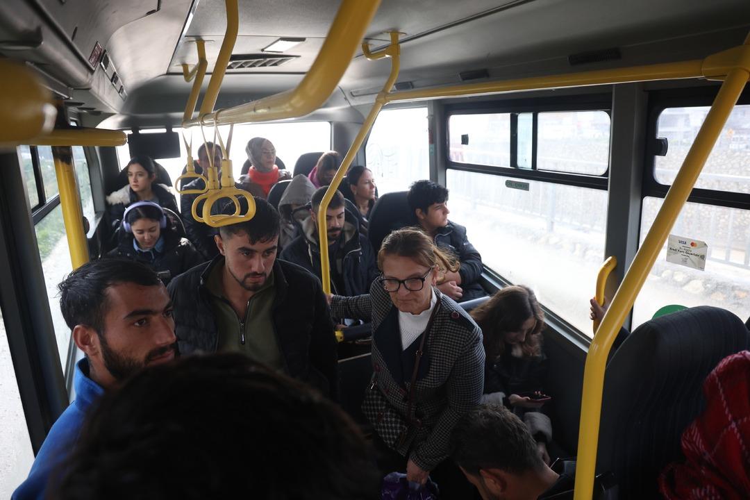 Şakayla başladı, dolmuşun başına ge&ccedil;ti! Direksiyon sallayarak parasını kazanıyor 1