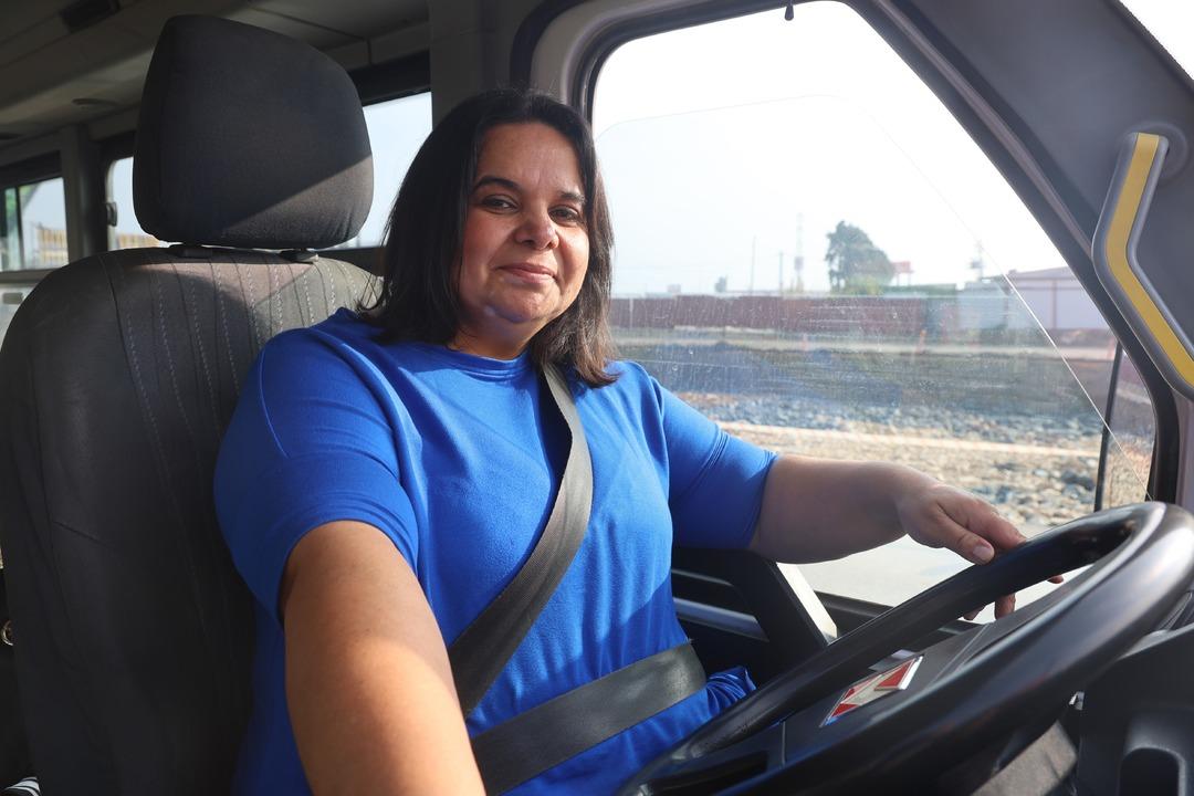 Şakayla başladı, dolmuşun başına ge&ccedil;ti! Direksiyon sallayarak parasını kazanıyor 5