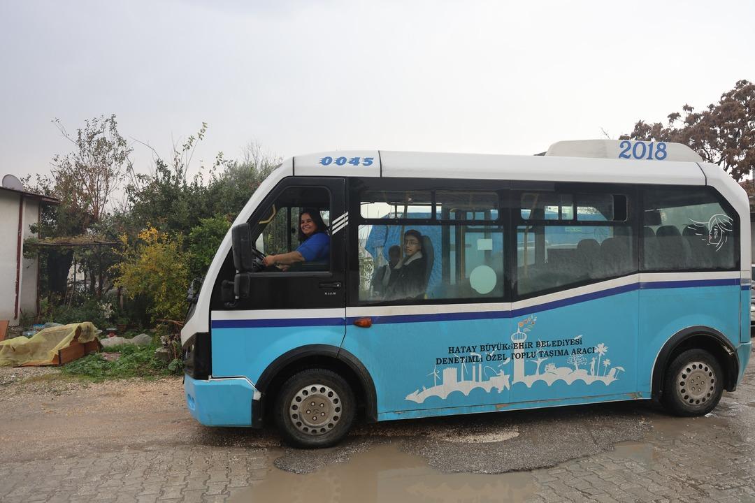 Şakayla başladı, dolmuşun başına ge&ccedil;ti! Direksiyon sallayarak parasını kazanıyor 6
