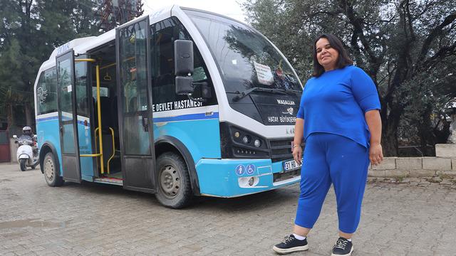 Şakayla başladı, dolmuşun başına ge&ccedil;ti! Direksiyon sallayarak parasını kazanıyor