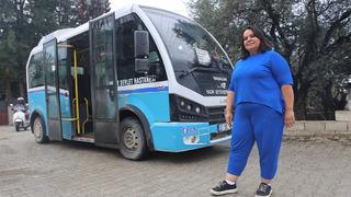 Şakayla başladı, dolmuşun başına geçti! Direksiyon sallayarak parasını kazanıyor