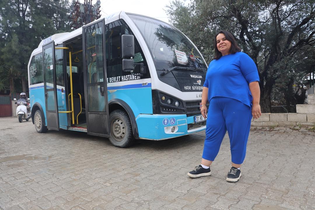 Şakayla başladı, dolmuşun başına ge&ccedil;ti! Direksiyon sallayarak parasını kazanıyor 3