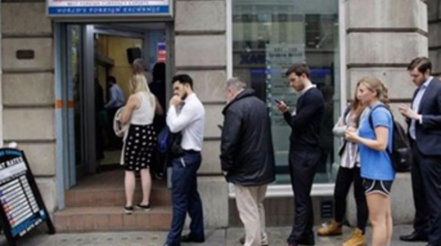 Karar sonrası herkes döviz bürolarına koştu