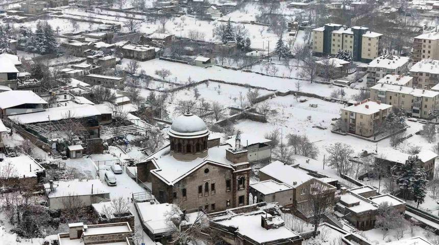 Kayseri&rsquo;de kar yağışı etkili oldu