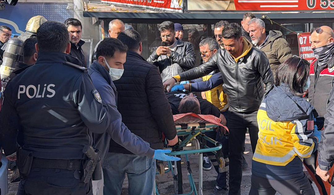 Kendini kilitlediği iş yerini ateşe verdi, elinde satırla bayıldı! 2