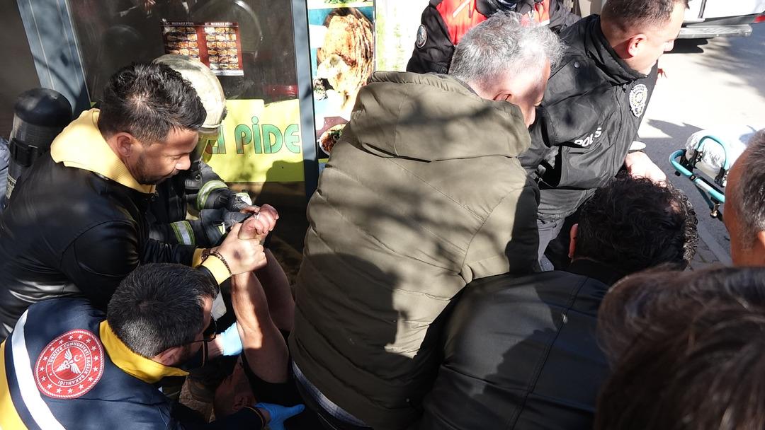 Kendini kilitlediği iş yerini ateşe verdi, elinde satırla bayıldı! 3